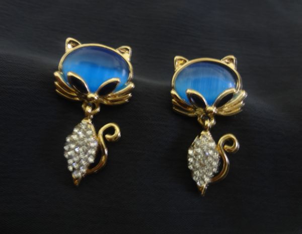 Brinco gata pedra azul com strass