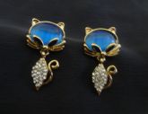 Brinco gata pedra azul com strass