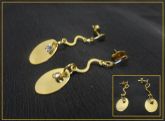 Brinco dourado simples uma pedra de strass