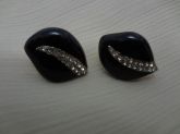 Brinco folha preta com detalhe em strass