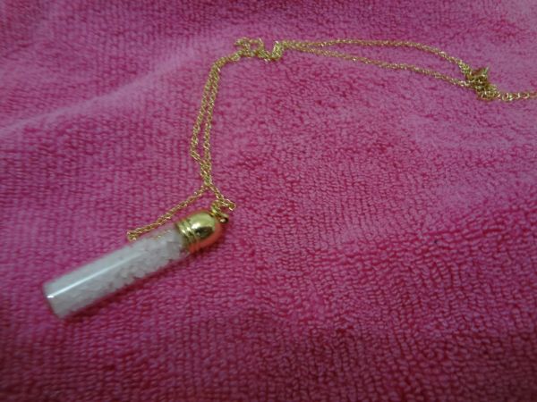 Colar com pingente sal grosso