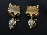Brinco gata pedra bege com strass