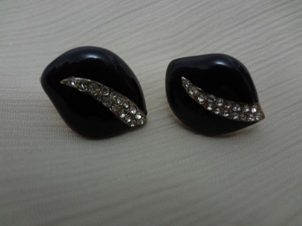 Brinco folha preta com detalhe em strass